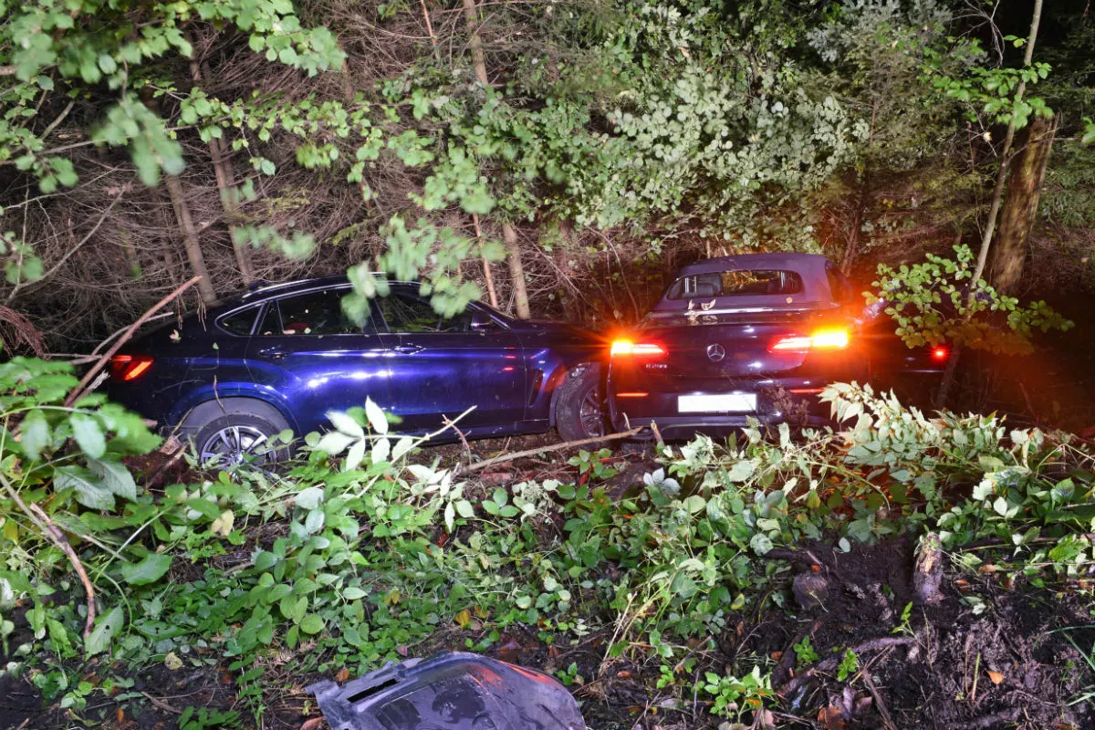 Horw LU - Zwei Autos rutschen nach Kollision den Abhang hinunter