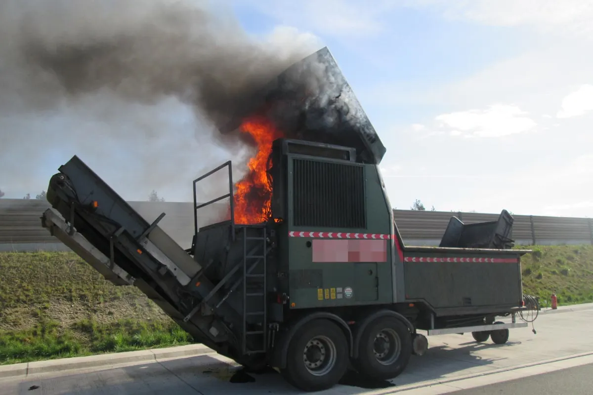 Großenkneten - Fahrzeugbrand auf der Autobahn - Fahrer im Krankenhaus