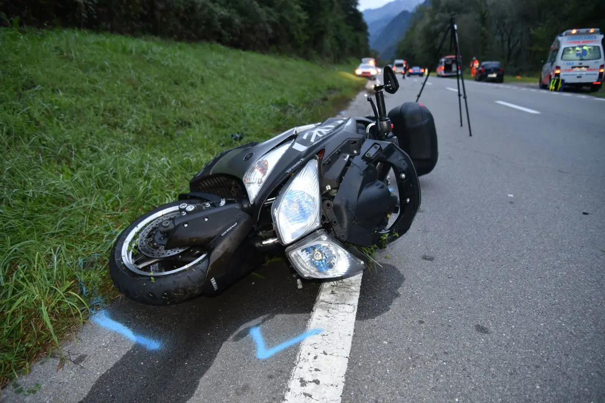 Leggia GR - Motorradfahrer kollidiert mit Hirschkuh