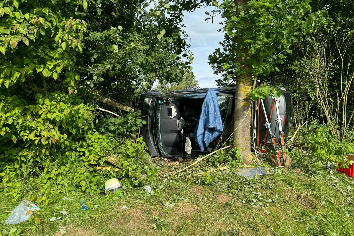 Borgentreich - Mann bei Unfall im Auto eingeklemmt