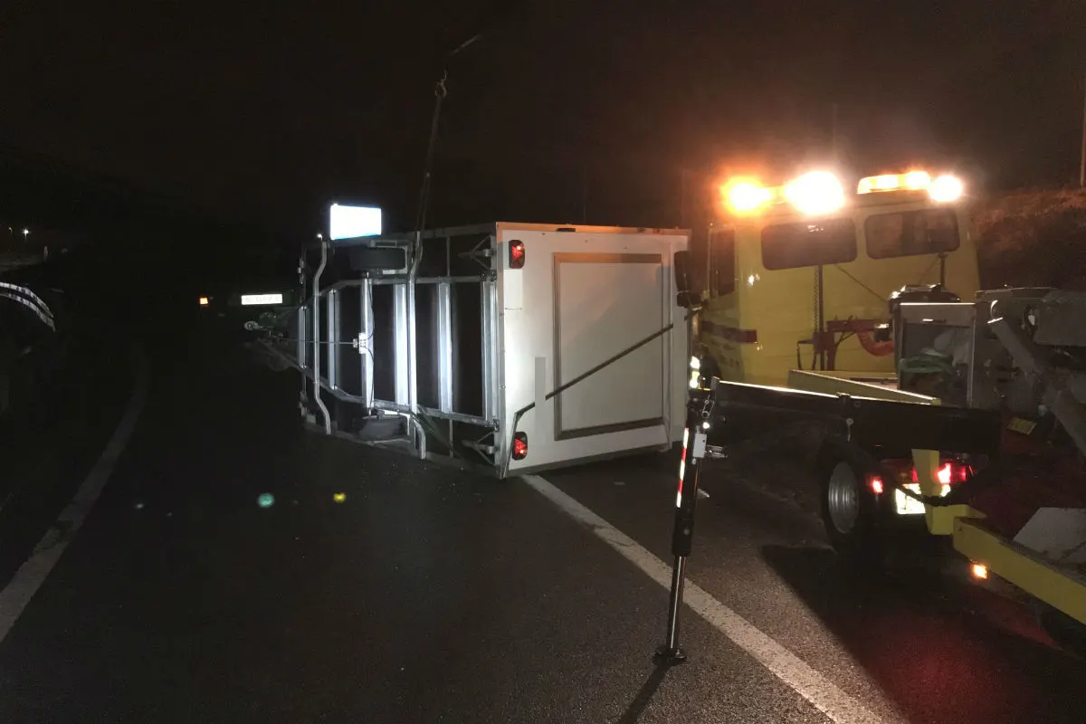 Pratteln BL - Anhänger umgekippt – A22 gesperrt
