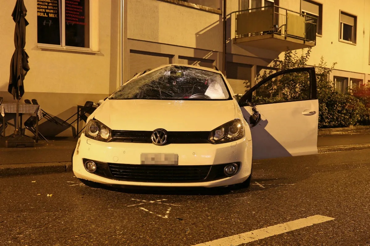 St. Gallen SG - Auto überschlägt sich bei Selbstunfall