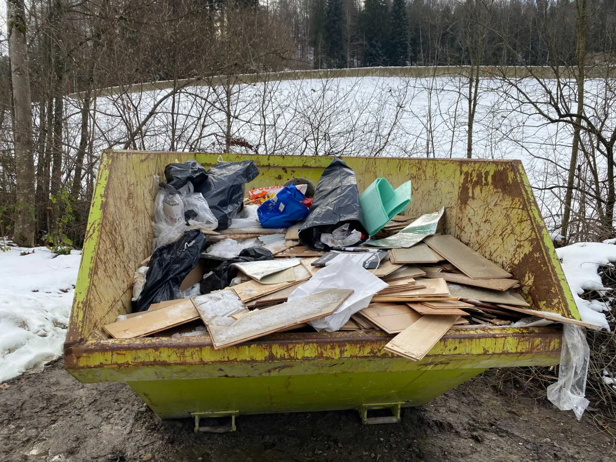 Menzingen ZG - Illegale Abfallentsorgung 