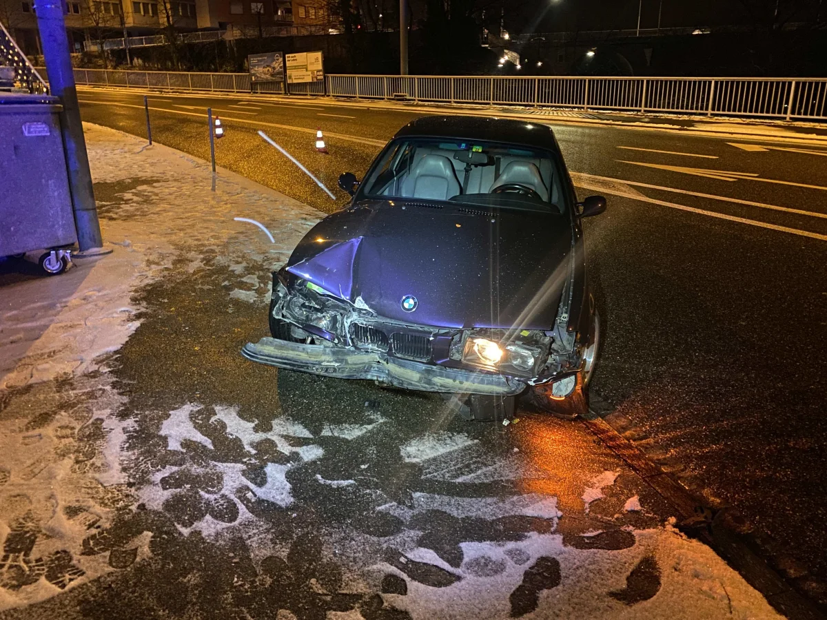 Baden AG – Heck ausgebrochen und in Hauseingang gekracht