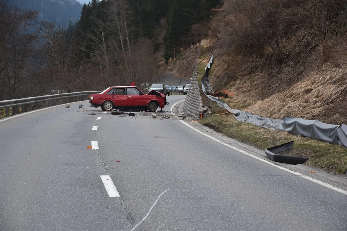 Waltensburg / Vuorz GR – Autolenker nach Kollision verletzt