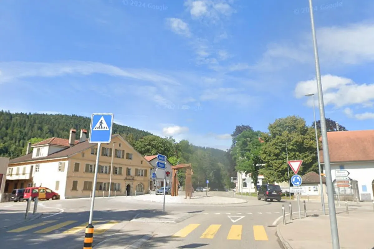 Couvet NE - Auffahrunfall vor einem Kreisverkehr