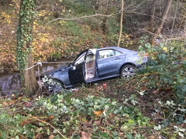 Bonn – PKW landet nach Alleinunfall in der Böschung eines Bachbetts