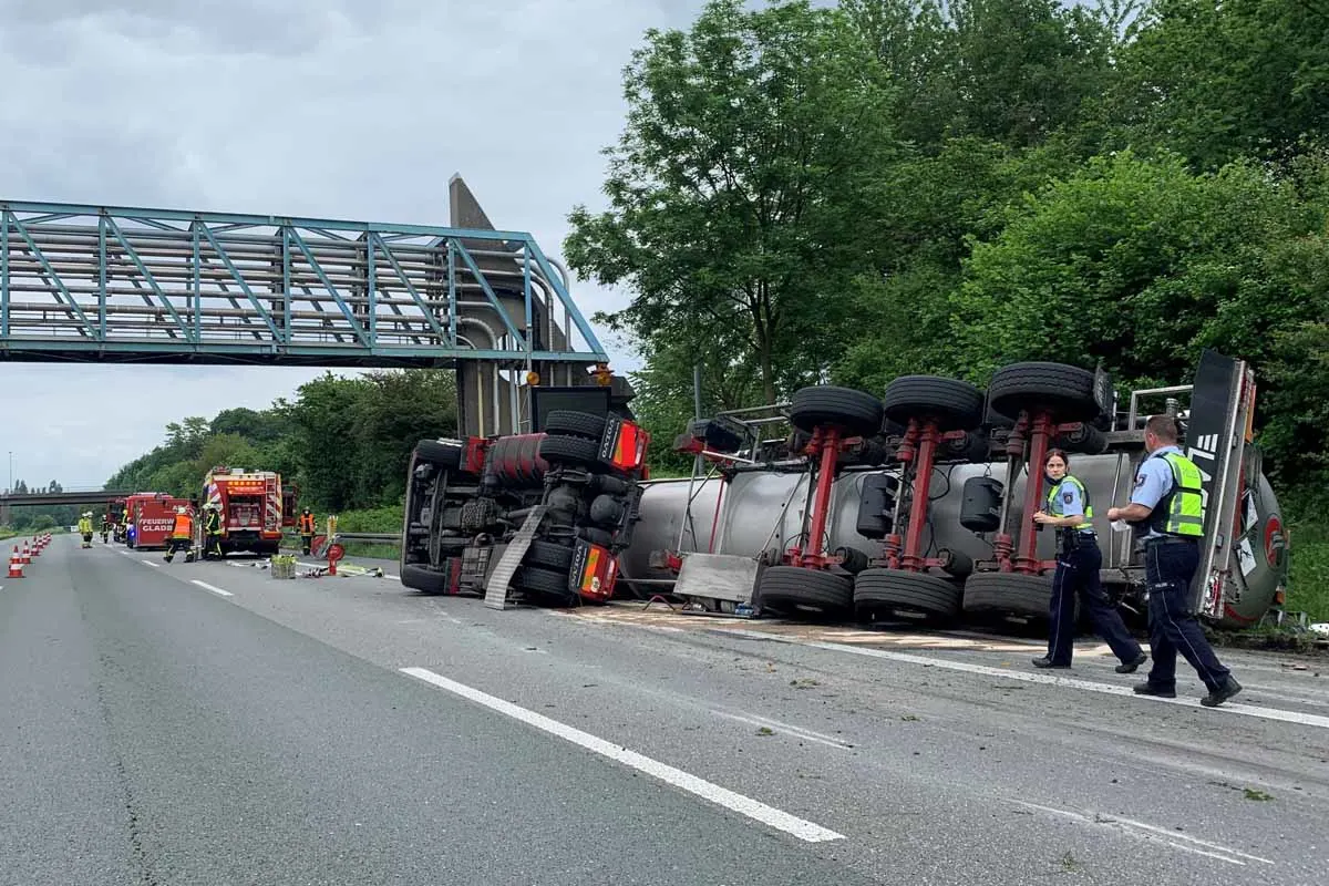 Gladbeck - LKW mit Gefahrstoffladung kippt auf der Autobahn!