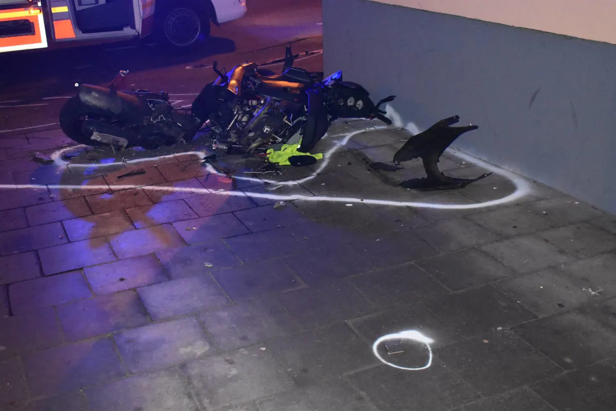 Mönchengladbach - Illegales Straßenrennen endet an Fassade