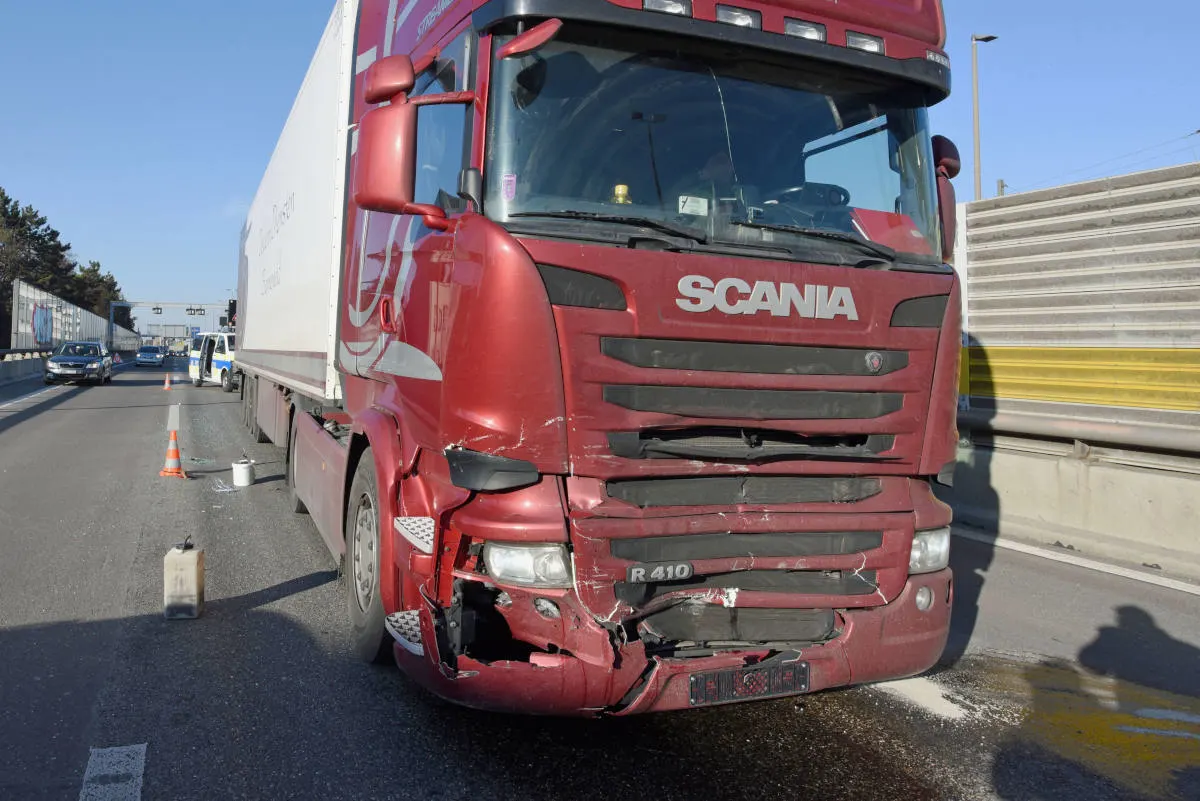 A2 Basel BS - Auffahrunfall auf der Autobahn