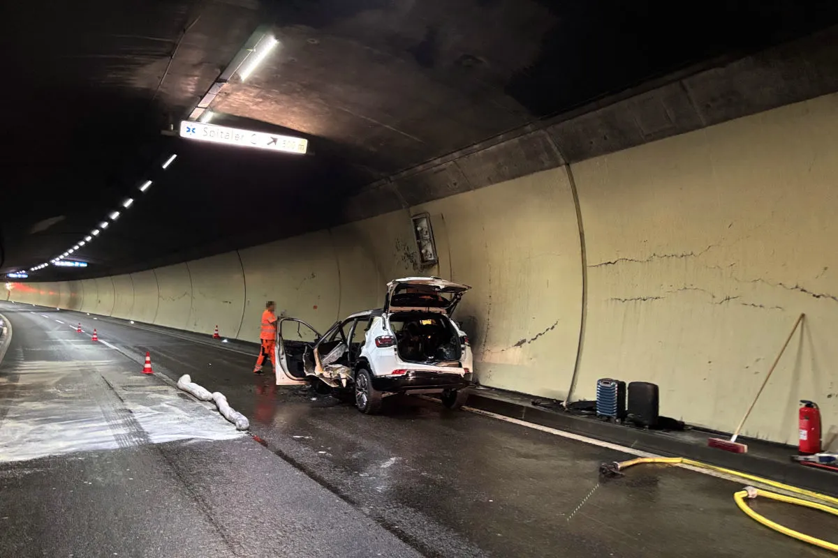 Rosenbergtunnel SG – Auto brennt komplett aus