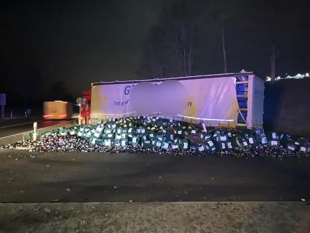 Unfall in Prüm-Dausfeld - LKW verliert in der Kurve mehrere Bierkästen