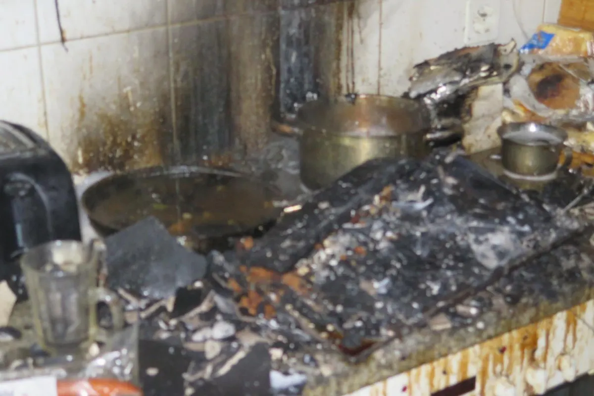 Therwil BL - Küchenbrand erfordert Feuerwehreinsatz – eine Person verletzt