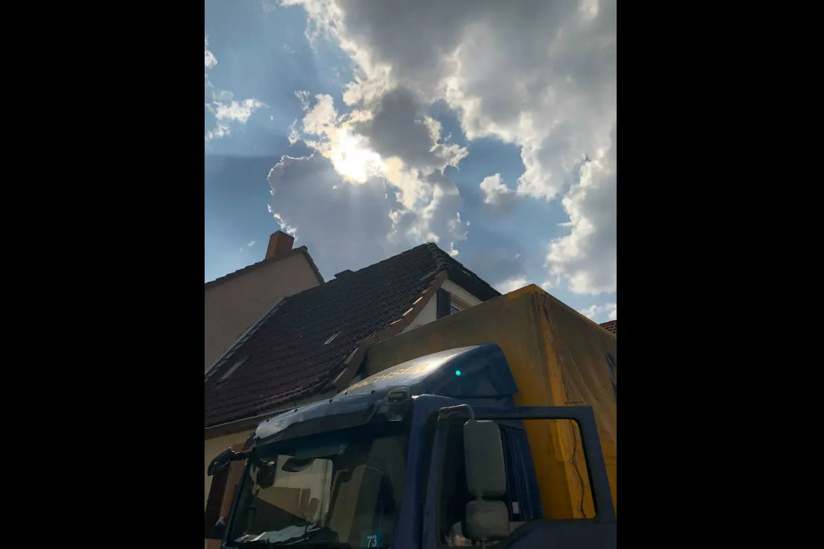Edenkoben - LKW hebt Dach an