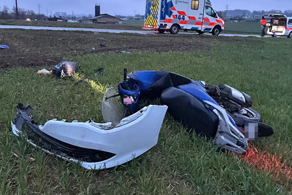 Islikon TG - Töfffahrer bei Kollision mit Auto verletzt