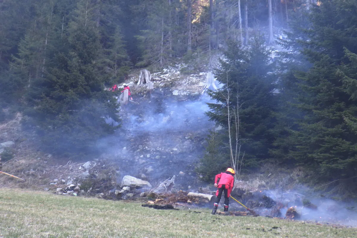 Wassen UR – Flächenbrand durch Feuerwehr gelöscht