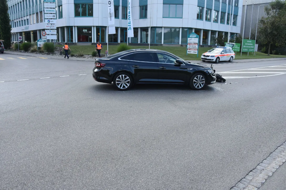 Gossau SG - Motorrad während Überholmanöver in Auto geprallt