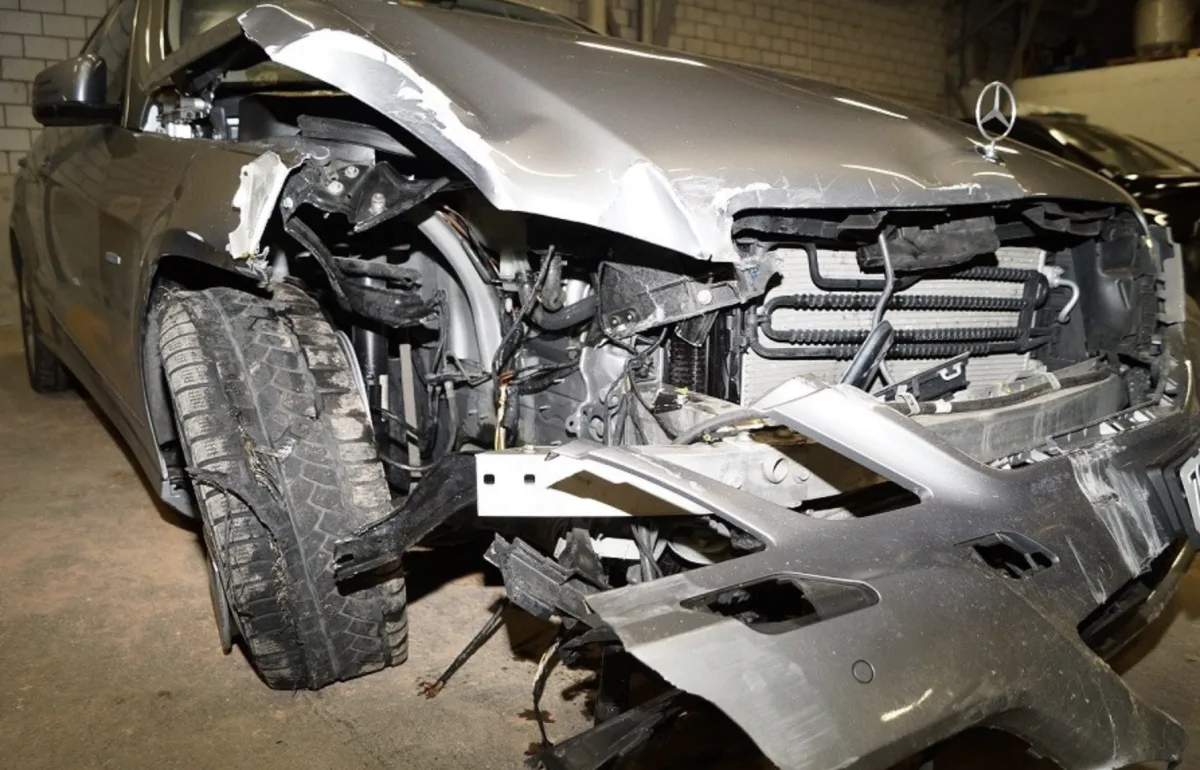 Cham ZG - Autofahrer verursacht zwei Selbstunfälle und flüchtet