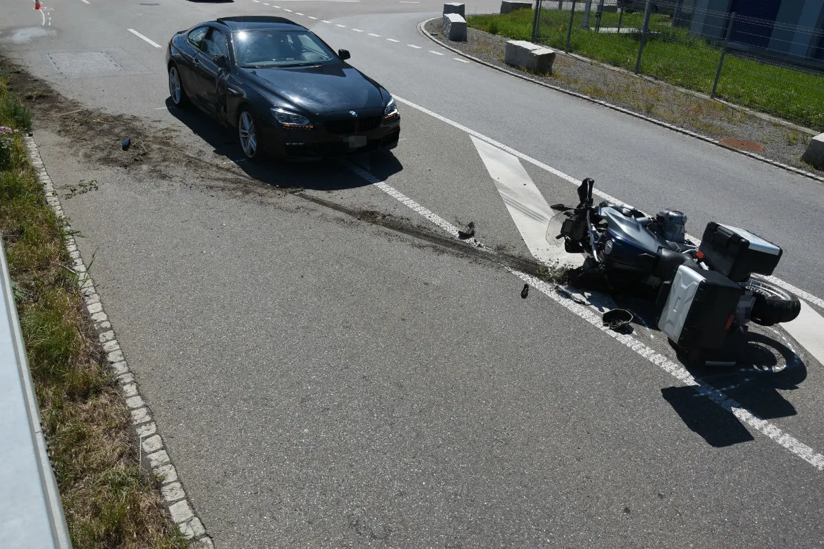 Widnau SG - Motorrad prallt in Auto