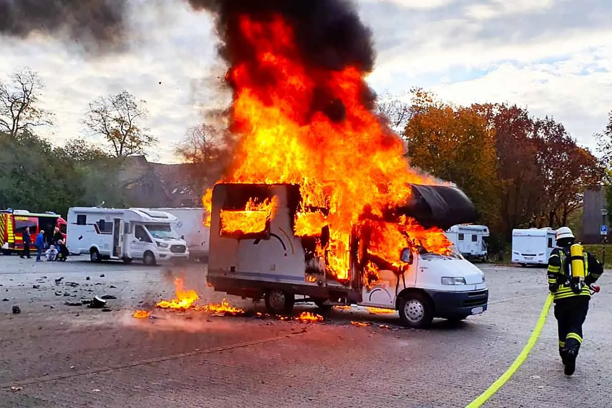 Grosser Feuerwehreinsatz in Werne - Wohnmobil mit einer Person drin brennt