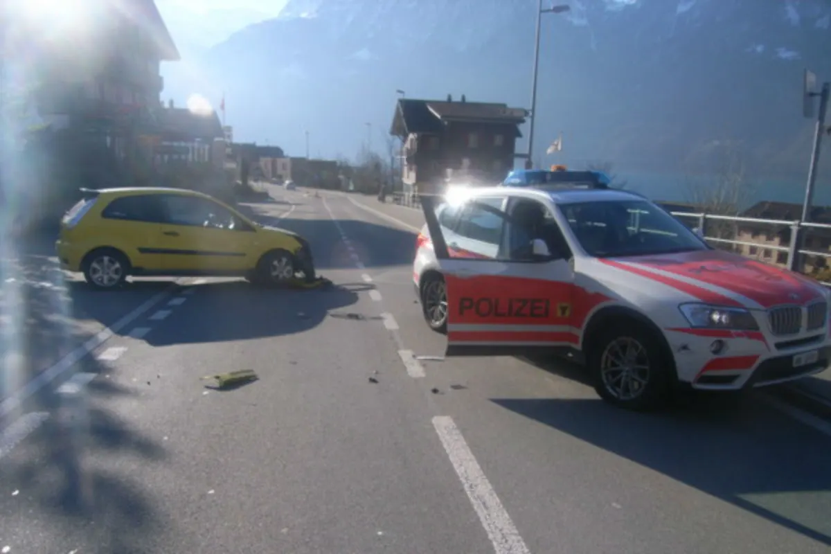 Flüelen UR - Autofahrer kollidiert mit Polizeiauto