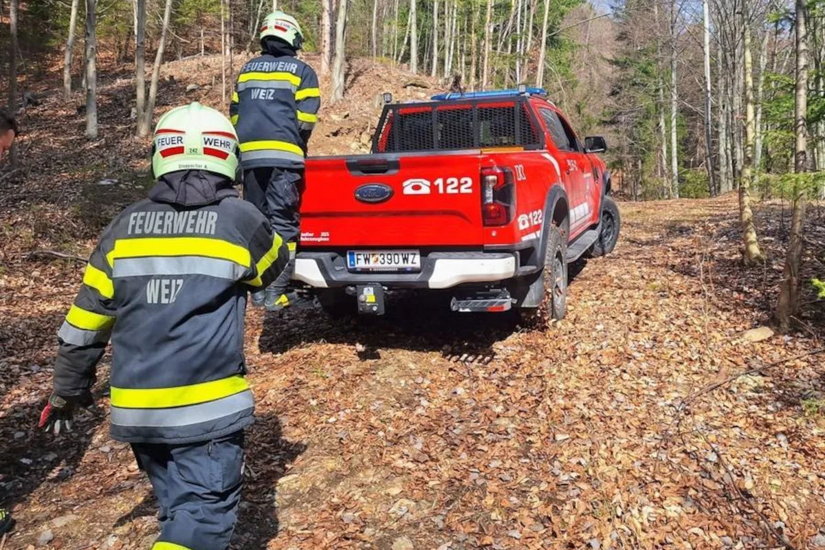 Naas – Feuerwehr birgt Hoflader aus steilem Gelände