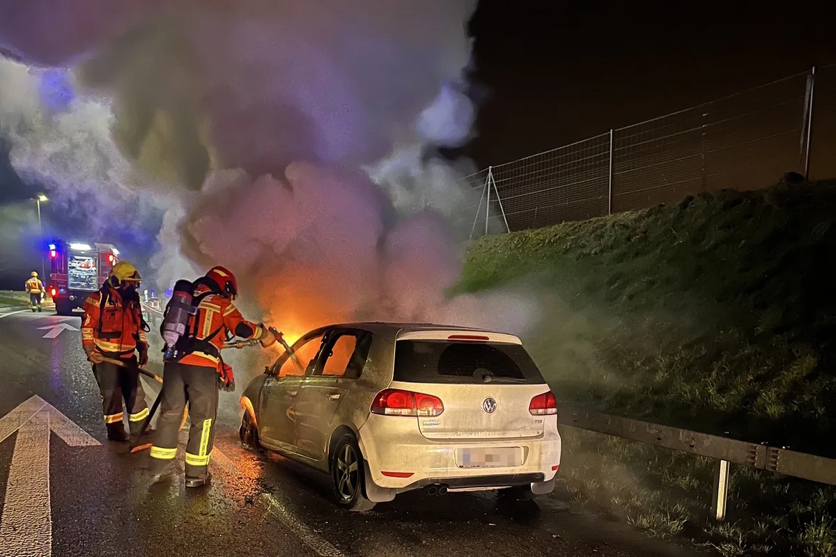 Mörschwil SG - Auto fängt auf Autobahn Feuer 