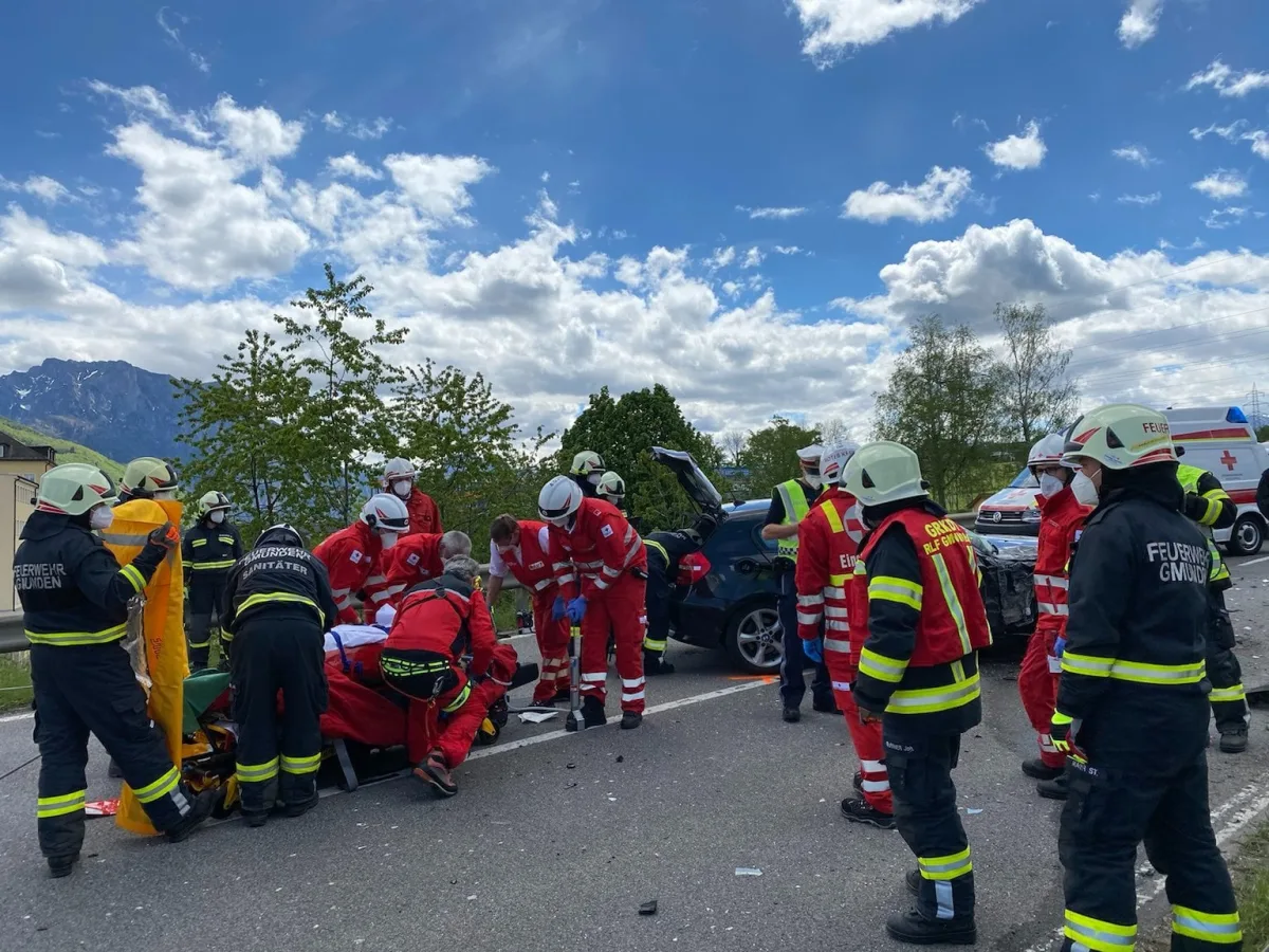 Gmunden - Heftiger Crash zwischen PKW und Kleinbus