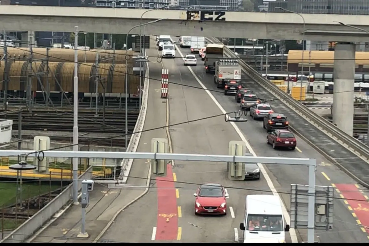 Zürich ZH - Mehrere Verletzte nach Auffahrunfall im Kreis 5 - Zeugenaufruf