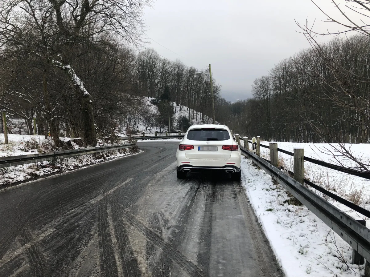 Hagen-Tücking – Unbekannter stellt Mercedes bei winterlichen Straßenverhältnissen im Kurvenbereich ab