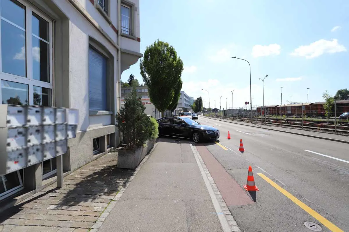 St. Gallen – Skateboardfahrer schleudert über Motorhaube bei Unfall