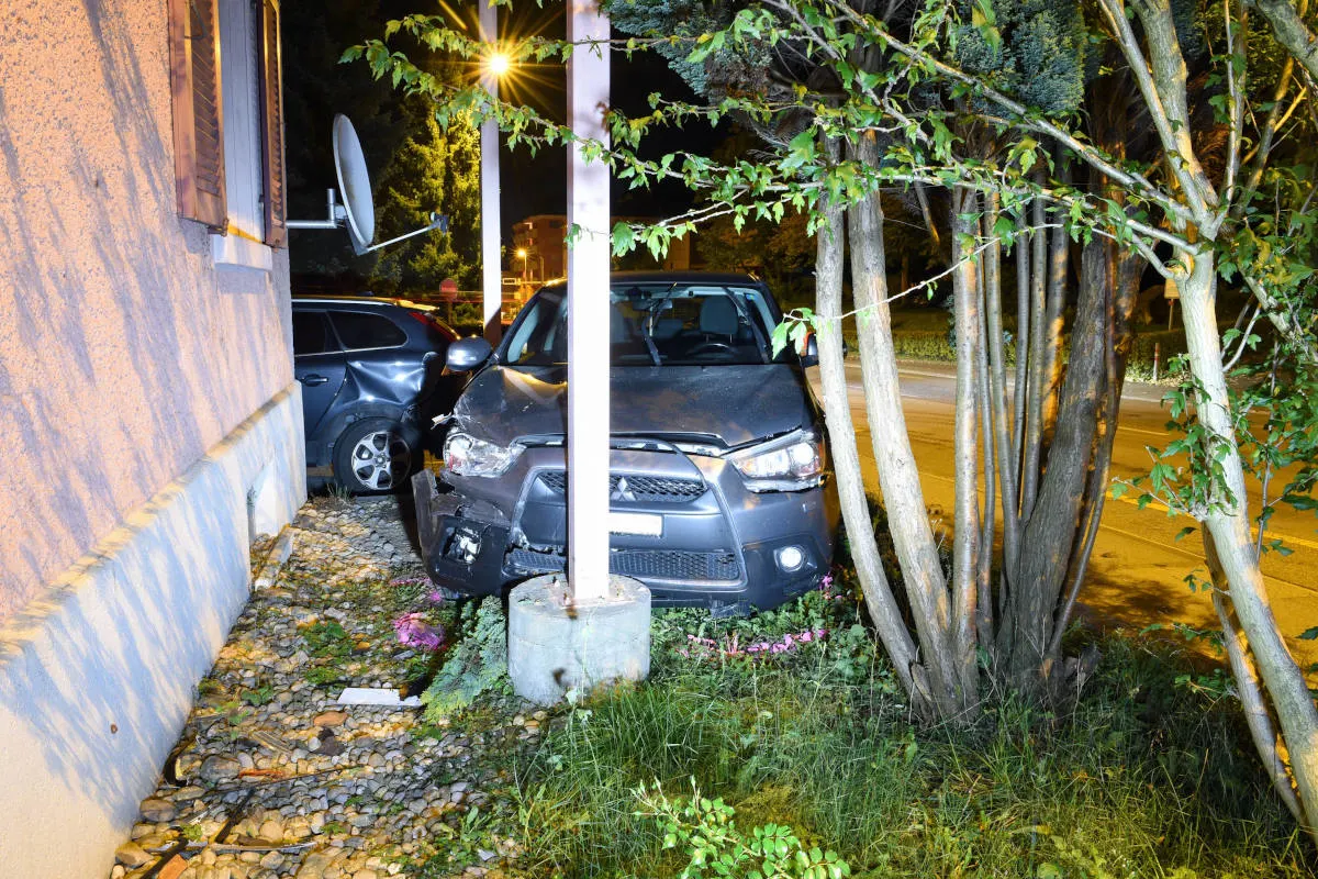 Unfall Luzern-Littau LU - Auto kollidiert mit Stützpfeilern eines Balkons