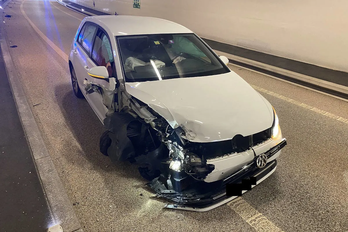 A22 Liestal BL – Personenwagen kollidiert mit Leiteinrichtung