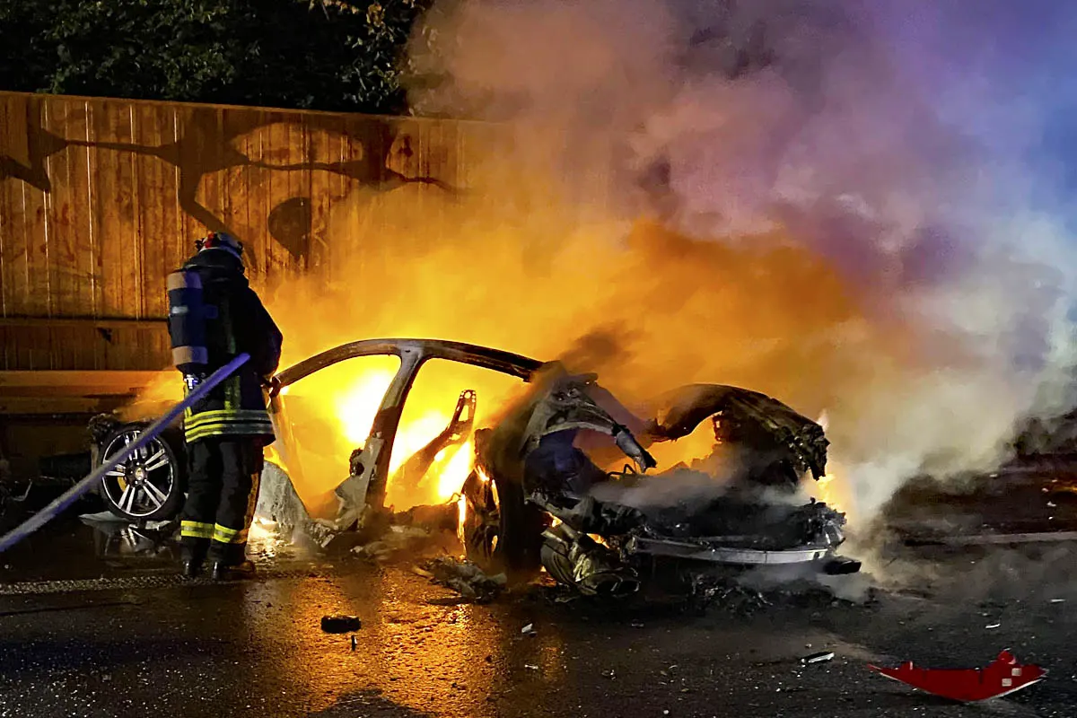 Zwei Schwerverletzte in Dortmund - Sportwagen brennt nach Unfall komplett aus