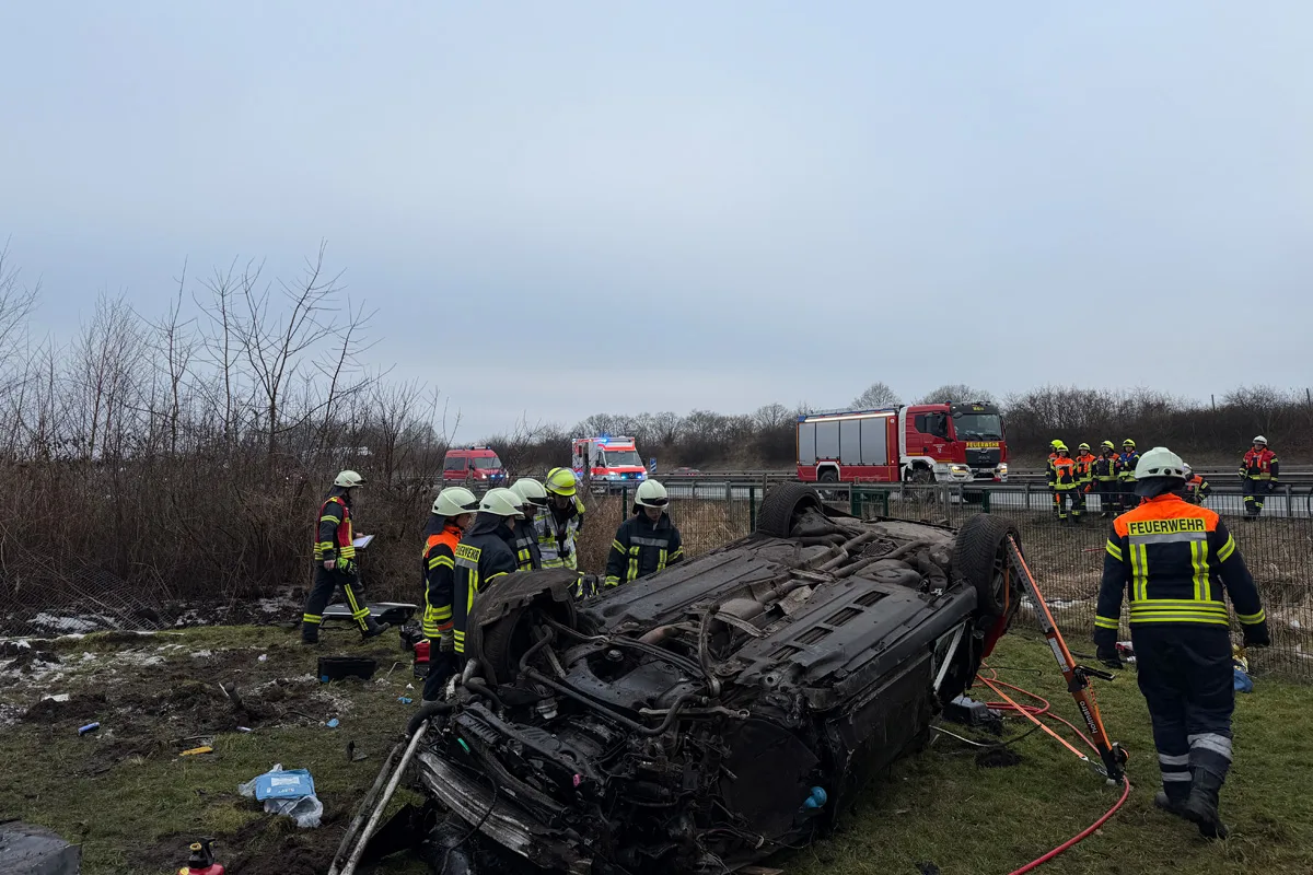 A1 Bockel – Fahrer nach Unfall eingeklemmt und schwer verletzt