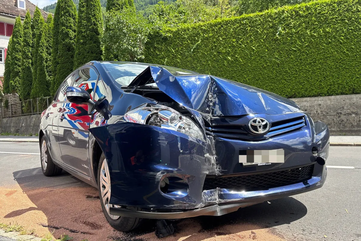 Unfall in Hätzingen GL – 93-Jähriger prallt mit Auto gegen Hausmauer