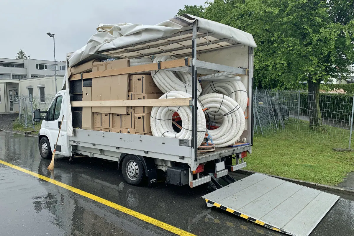Luzern LU - Polizei stoppt überladenen Lieferwagen