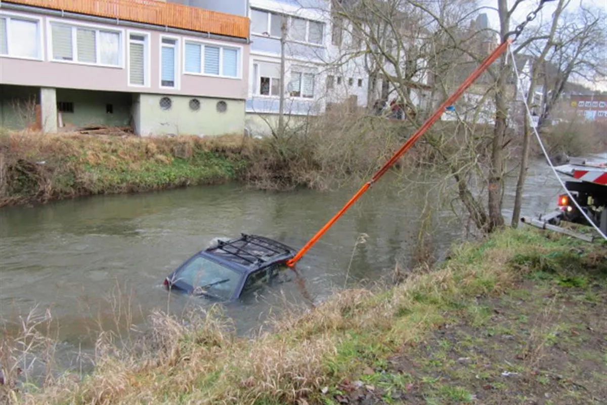 Gerolstein – Pkw rollt in die Kyll