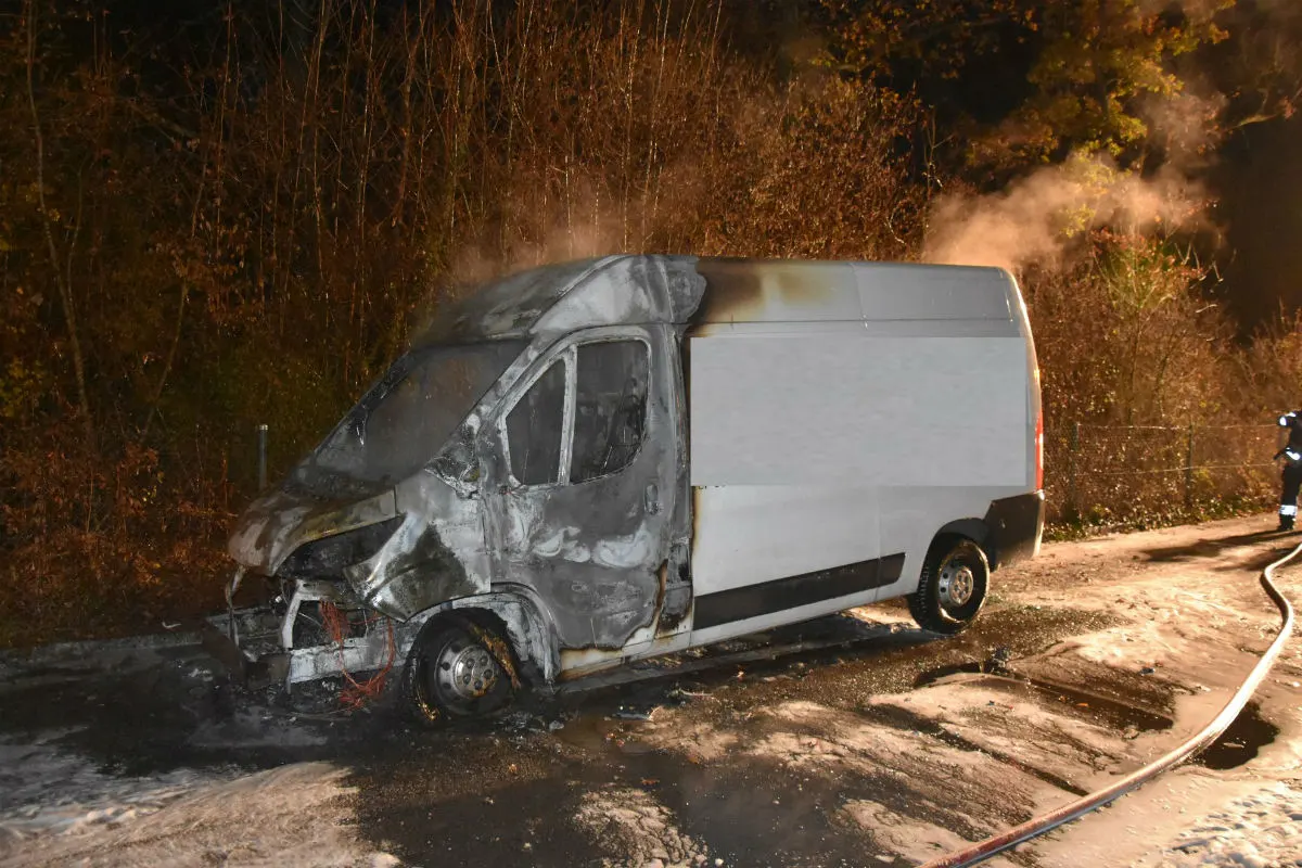 Reinach BL - Fahrzeugbrand erfordert Feuerwehreinsatz 