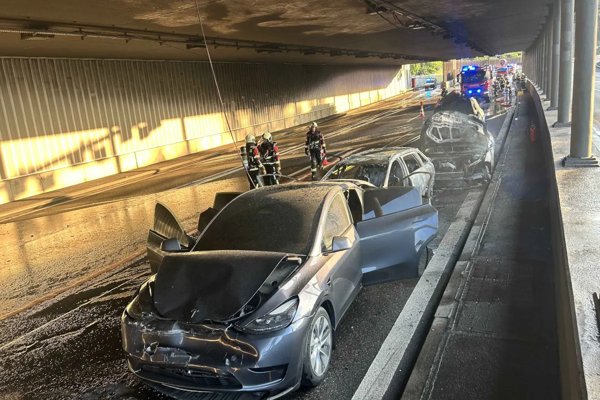 A1 Neuenhof AG – Mehrere Autos nach Auffahrkollisionen auf Autobahn in Brand geraten