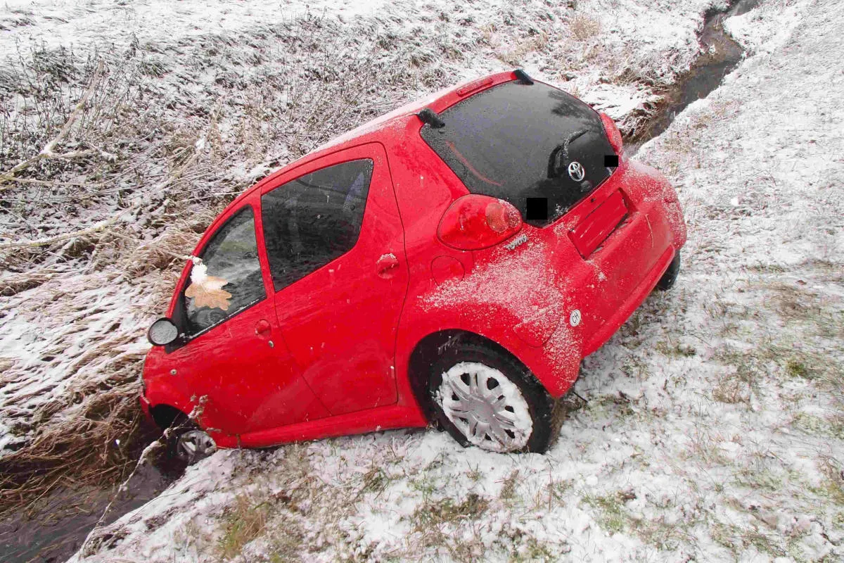 Rüfenach / Strengelbach AG - Unfälle auf schneebedeckten Strassen