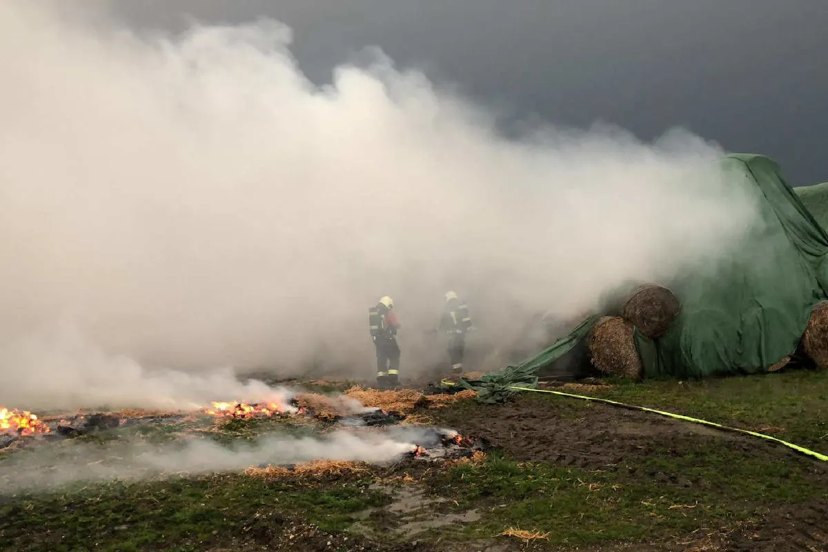 Kerzers FR – Strohballen-Brand nach Blitzschlag