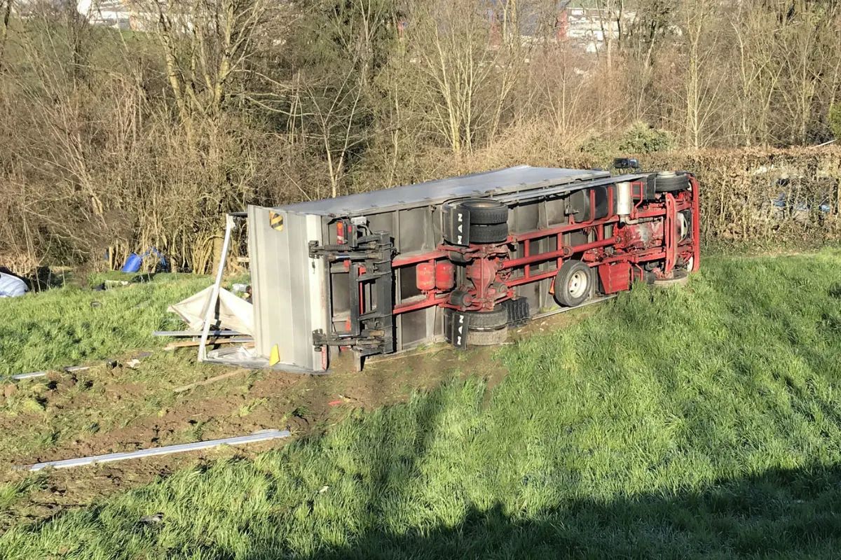 Dierikon LU - Lastwagen kommt von Strasse ab  - Fahrer tot
