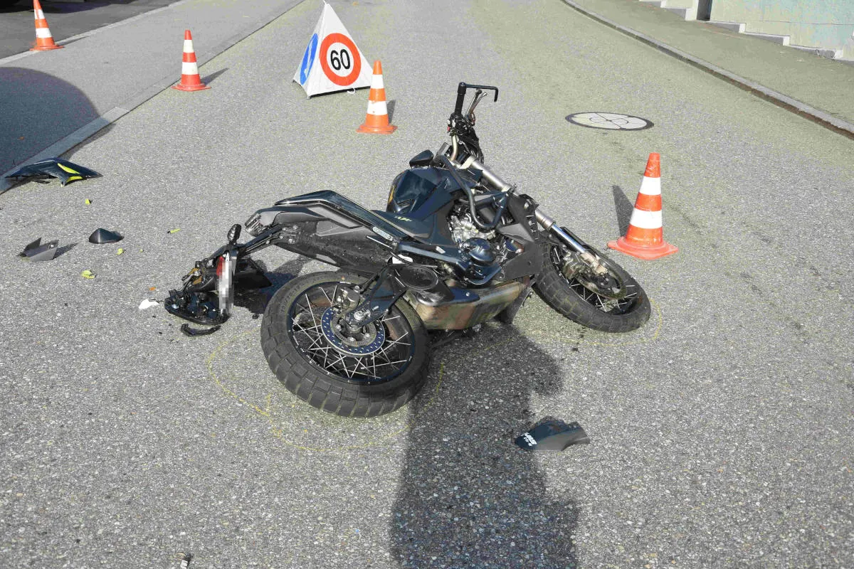 Amden SG – Verkehrsunfall zwischen Auto und Motorrad