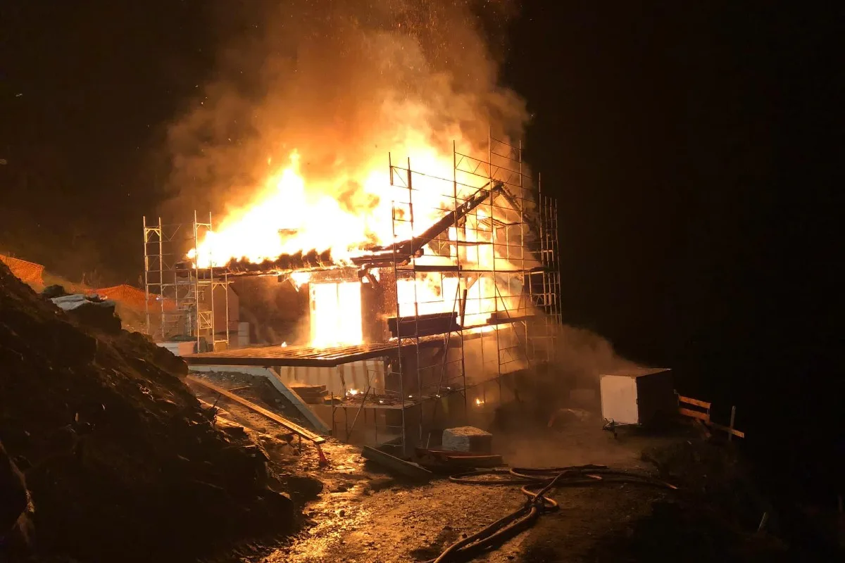 Grossbrand in Vex VS  - Chalet von den Flammen komplett zerstört