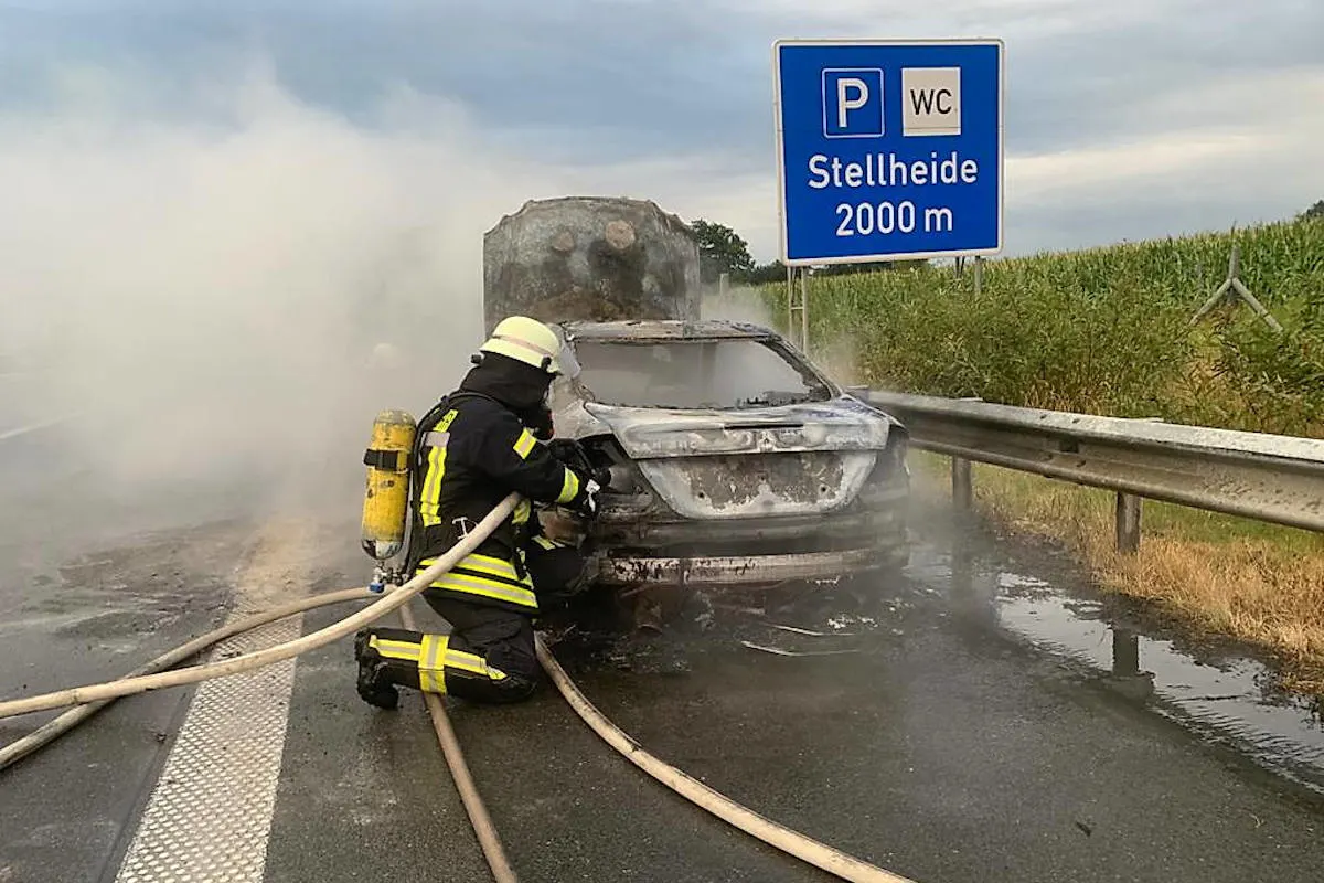 A1 Sittensen – Pkw brennt völlig aus