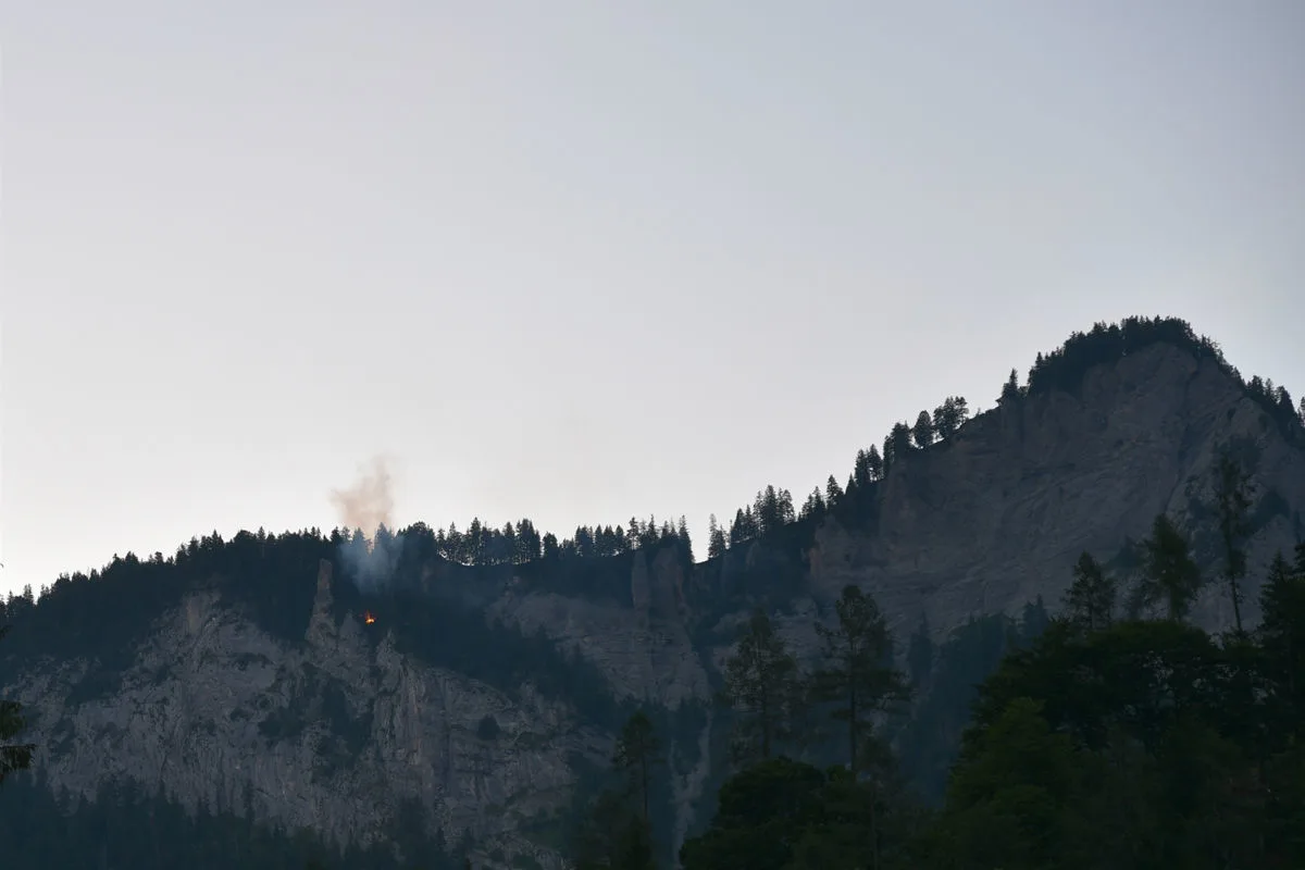 Tamins GR - Waldbrand führt zu nächtlichem Löscheinsatz