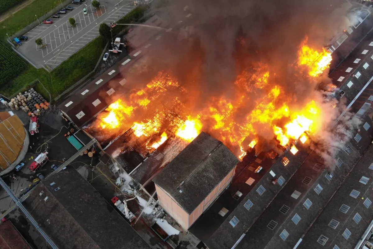 Grossbrand in Laufen BL - Die Brandursache auf dem Industrieareal wird untersucht - Bei Löscharbeiten 180 Personen im Einsatz!