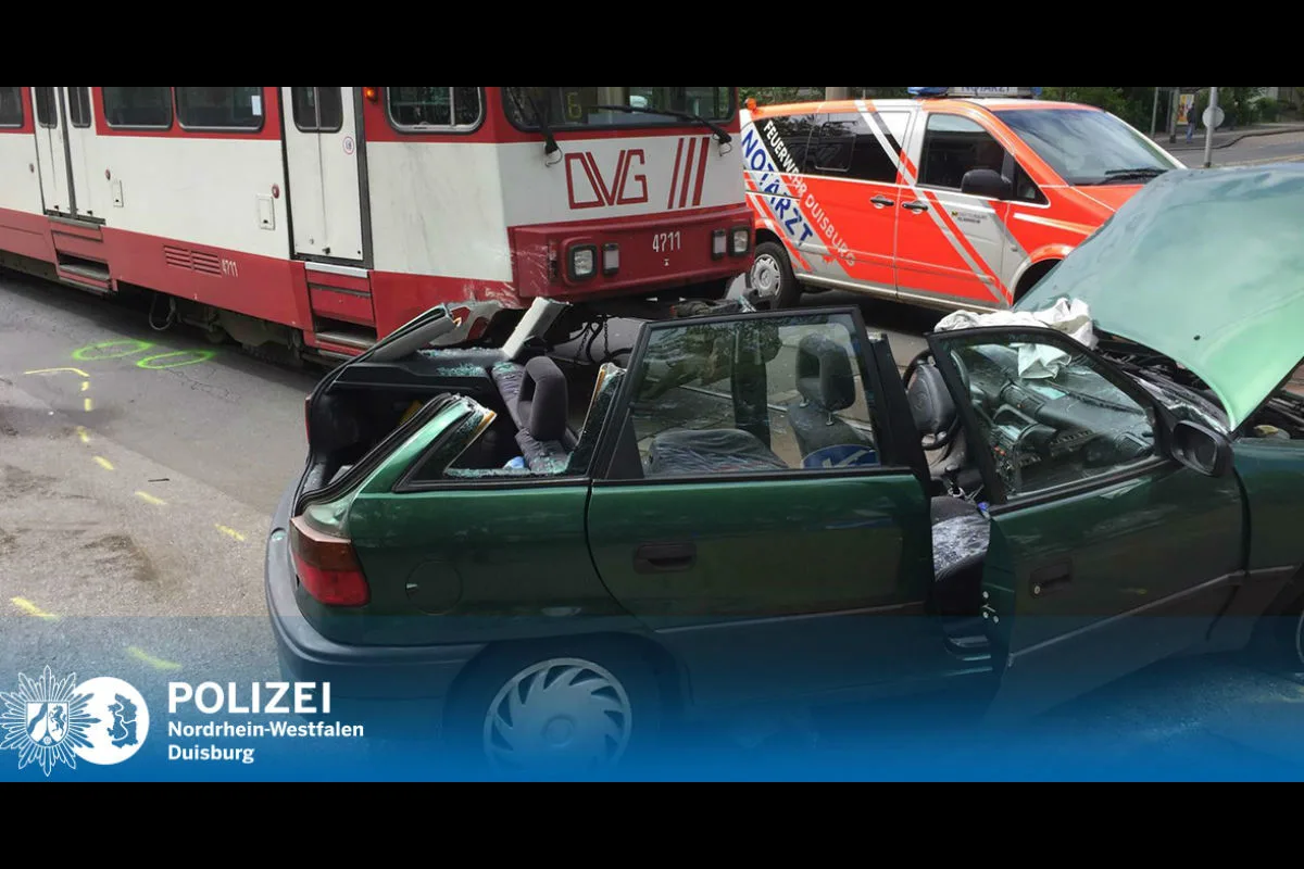 Opel und Strassenbahn zusammengeprallt