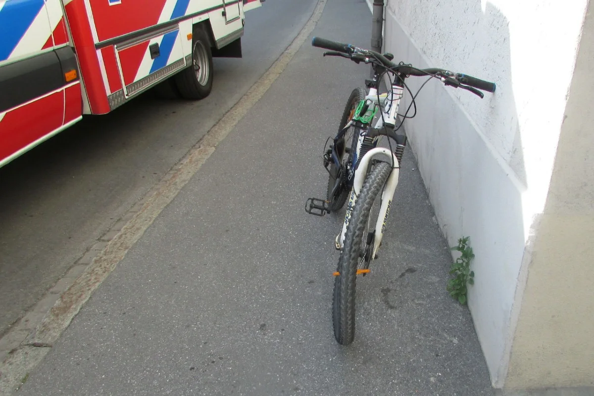 Glarus - 14-jähriger Velofahrer verursacht eine Kollision mit einem Auto